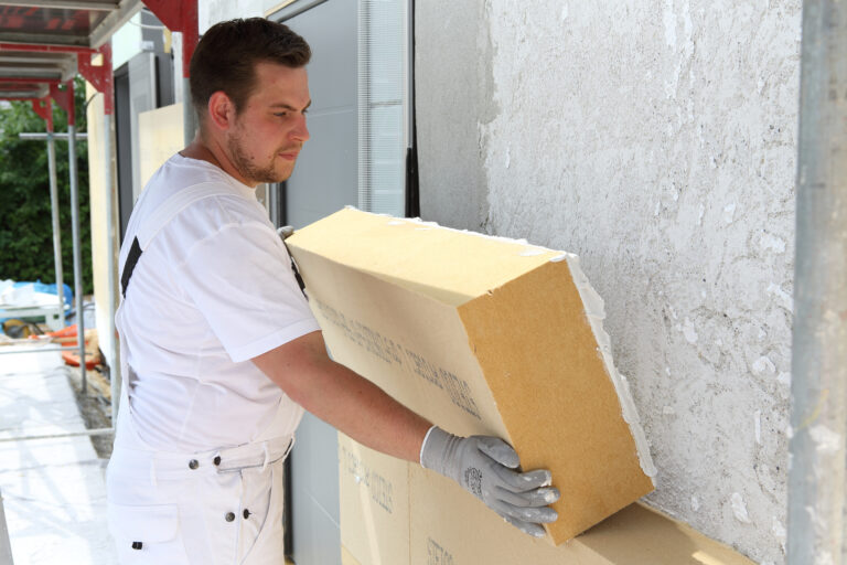 Die Dämmung auf der Außenwand wird sorgfältig angebracht. Je nach System sind verschiedene Oberflächen möglich, zum Beispiel Putz, eine Holzschalung oder Klinker-Optik. Bildquelle: Steico.com