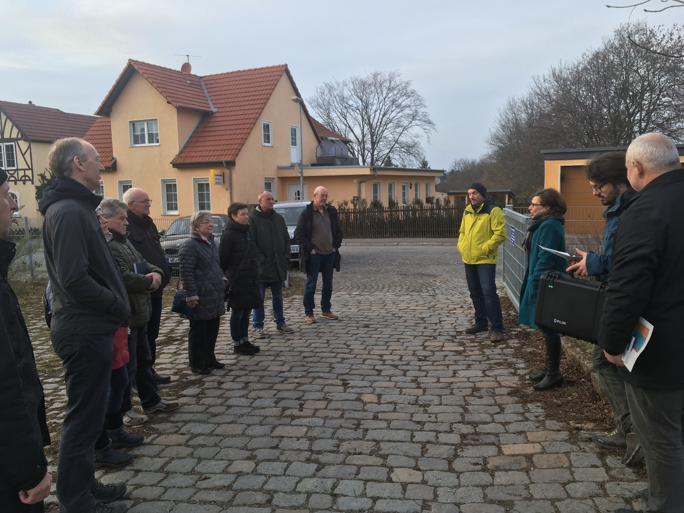 Warm eingepackt treffen sich die Bewohner der Siedlung...